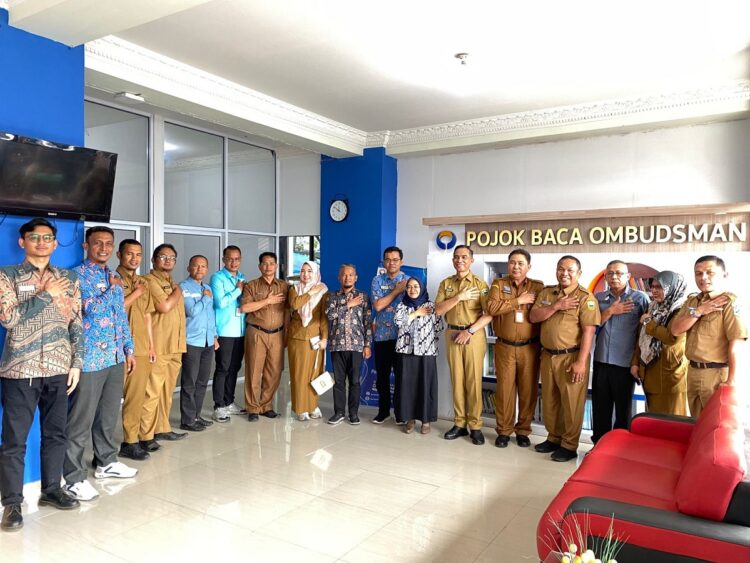 KUNJUNGAN—
Sekda Kabupaten Solok Madison saat  ke kantor Ombusmen RI di Padang.