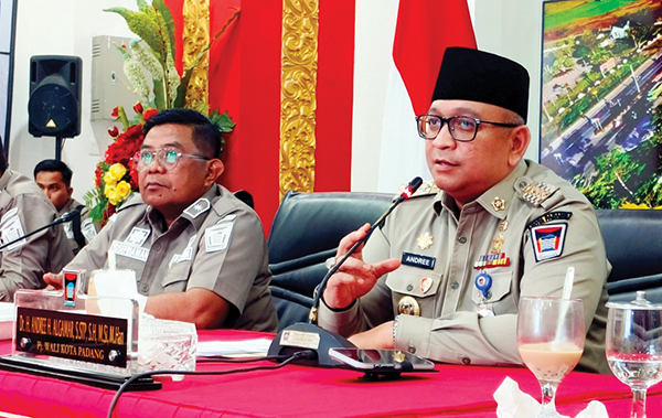 2024, Angka Kemiskinan di Padang Turun 1 CAPAIAN KINERJA 2024— Pj Wako Padang Andree Algamar bersama sejumlah kepala OPD merilis capaian kinerja selama tahun 2024, Selasa (31/12) malam di rumah dinas wako.