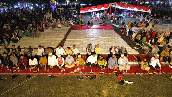 TABLIQ AKBAR— Meningkatkan keimanan dan ketakwaan kepada Allah SWT sekaligus menyambut pergantian Tahun 2024 menuju Tahun Baru 2025, Pemerintah Pasbar menggelar Tablig Akbar, Selasa (31/12) malam di halaman kantor Bupati Pasbar.