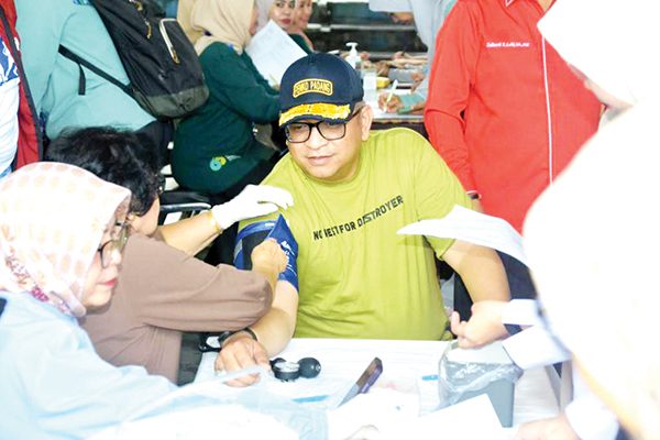 Bantu Sesama, Donor Darah Massal di Balai Kota Dilaunching 1 DONOR DARAH MASSAL— Pj Wali Kota Padang Andree Algamar melaunching kegiatan donor darah massal, di Kantor Balai Kota Aie Pacah, Rabu (22/1).
