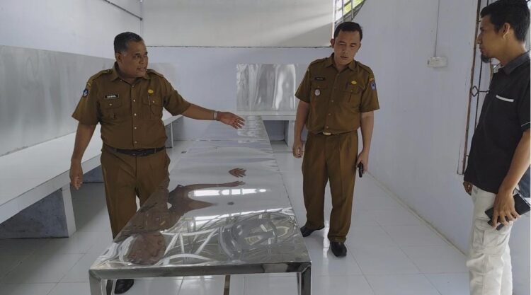 Program Makan Bergizi Gratis, Pemko Payakumbuh Masih Menunggu Petunjuk 1 TINJAU DAPUR— Kadisdik Dasril dan Sekretaris Danil Defo saat melninjau dapur SPPG di Kota Payakumbuh.