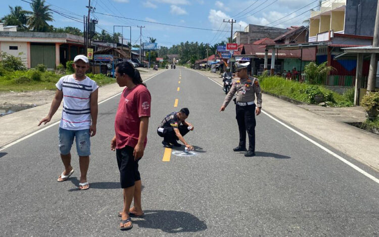Pemotor Tewas Tertabrak Mobil Pikap 1 KECELAKAAN— Kanit Gakkum Satlantas Polres Padangpariaman, Ipda Novrialdi melakukan olah TKP kecelakaan yang menewaskan pengendara sepeda motor.