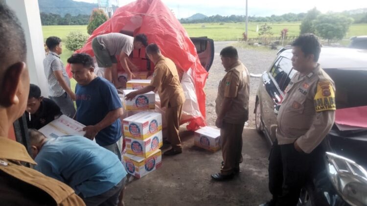 SALURKAN BANTUAN—Tim Pemprov Sumbar sudah menyalurkan bantuan-bantuan ke lokasi bencana untuk meringankan warga yang terdampak banjir.