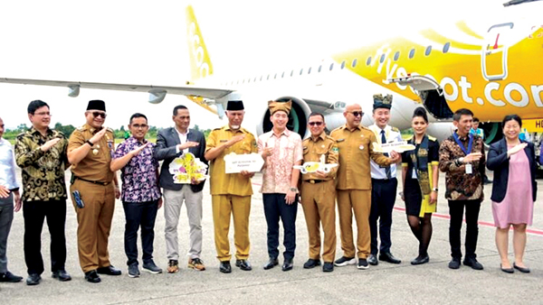 PERESMIAN— Pj Wali Kota Padang, Andree Algamar mendampingi Gubernur Sumbar, Mahyeldi, saat peresmian maskapai Scoot Airlines yang hadir melayani penerbangan Padang-Singapura, Senin (6/1).