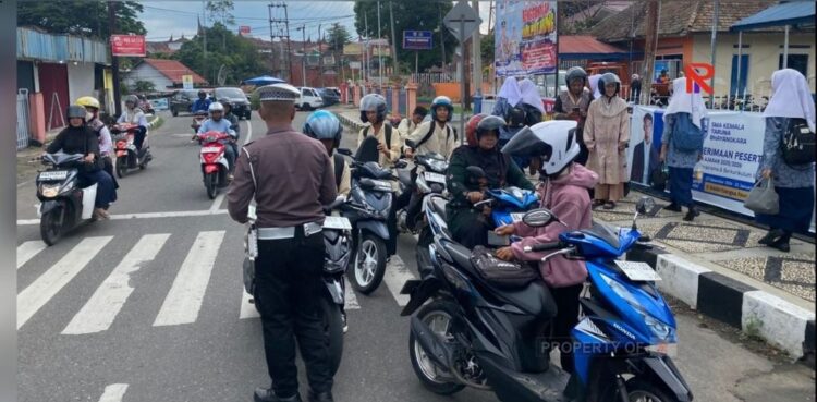 12 Kendaraan Diamankan Satlantas, Pengendara di Bawah Umur tidak Miliki SIM 1 DIPIMPIN—Kasatlantas Polres Tanahdatar Iptu Andri Perkasa SH, pimpin pimpin langsung razia ruitin di depan Mako.
