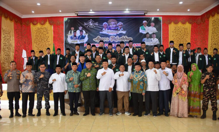 Pj Wako Berharap PCNU Padang Bisa Berkolaborasi Berantas Tawuran 1 PENGUKUHAN PENGURUS— Pengurus Cabang Nahdlatul Ulama (PCNU) Kota Padang masa khidmat 2024-2029 resmi dilantik di Palanta Rumah Dinas Wali Kota Padang, Sabtu (18/1).