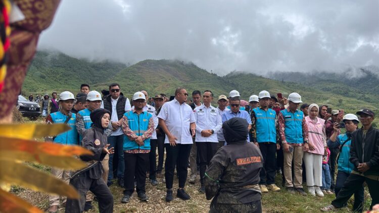 Peresmian Dihadiri oleh Andre Rosiade, Masyarakat Aia Abu Nikmati Listrik 1 HADIRI—Sekdakab Medison, Wakil Ketua Komisi IV DPR RI Andre Rosiade, Senior Manager Distribusi PLN UID Sumbar Ariadi Wisnu Sukendar, Senior Manager Niaga dan Manajemen
Pelanggan PLN UID Sumbar Hery Kurniawan Indarto, Manager UP3 Solok Abdul Azis, dan Manager ULP Kayu Aro Seprianto hadiri peresmian listrik masuk ke rumah warga Jorong
Aia Abu, Nagari Aia Dingin, Kecamatan Lembah Gumanti, Kabupaten Solok.