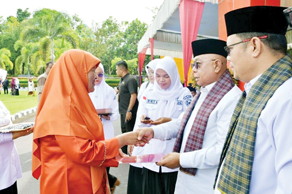 TANDA KEHORMATAN— Momentum HAB ke-79, pemerintah pusat menganugerahi tanda kehormatan Satyalancana Karya Satya, kepada 30 ASN Kankemenag Kabupaten Agam.