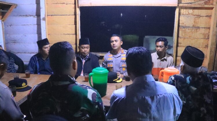 Perkuat Kerjasama dengan Masyarakat, Kapolres 50 Kota Adakan “Batandang” 1 BINCANG—Kapolres 50 Kota AKBP Syaiful Wachid saat berbincang bersama masyarakat