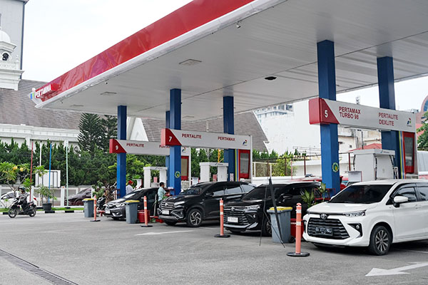 Libur Panjang Januari 2025, Pertamina Pastikan Stok Energi di Sumbar Aman 1 BELI BBM-Pemilik kendaraan melakukan pembelian BBM di SPBU.