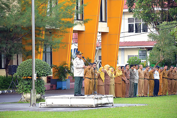Pimpin Apel Gabungan ASN, Sekda Minta Tuntaskan Laporan Administrasi yang Tertunda 1 APEL GABUNGAN— Sekretaris Daerah Kabupaten Agam, Drs. H. Edi Busti, M.Si, pimpin Apel Gabungan di Halaman Kantor Bupati Agam, Senin (6/1).