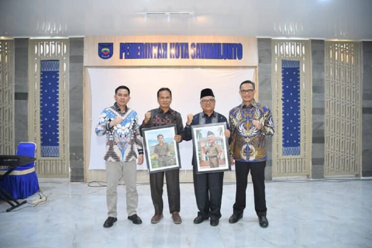 Pj Fauzan Hasan Beri Penghargaan Purna Jabatan 1 APRESIASI— Penjabat (Pj) Wali Kota Sawahlunto Fauzan Hasan, usai berikan apresiasi dan penghargaan secara seremonial perpisahan purna jabatan (pensiun) Asisten Ekonomi Pembangunan dan Inspektur Kota Sawahlunto, di Balairung Rumah Dinas Wali Kota.