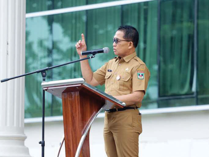 PIMPIN APEL— Pj Sekda Bukittinggi, Al Amin, memimpin apel gabungan awal tahun 2025 yang berlangsung di halaman Balaikota Bukittinggi, tahun 2025.