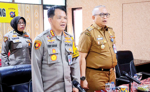 Ikuti Rakor Ketahanan Pangan Bersama Mentan RI, Pj Wako dan Kapolresta Padang Siap Sukseskan Optimalisasi Penanaman Jagung 1 RAKOR PANGAN— Pj Wako Padang Andree Algamar bersama Kapolresta Padang Kombes Pol Ferry Harahap dan jajaran, mengikuti Rakor Ketahanan Pangan secara daring yang dilakukan Polri dan Kementan, di ruang Rupattama Mapolresta Padang.