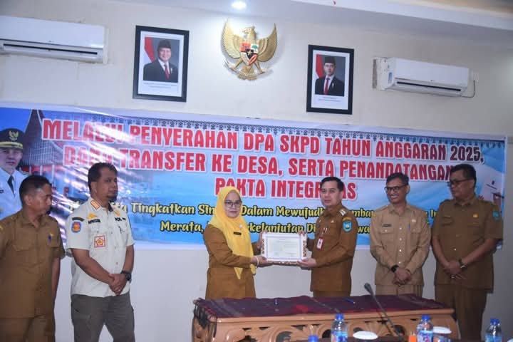 Pj Wako Sawahlunto Fauzan Hasan Ikuti Penyerahan DPA 1 SERAHKAN—Dihadiri jajaran pimpinan perangkat daerah, Pj Wali Kota Sawahlunto Fauzan Hasan saat penyerahan DPA SKPD dan penandatanganan Pakta Integritas penggunaan anggaran, di Balaikota, pada Senin (6/1).