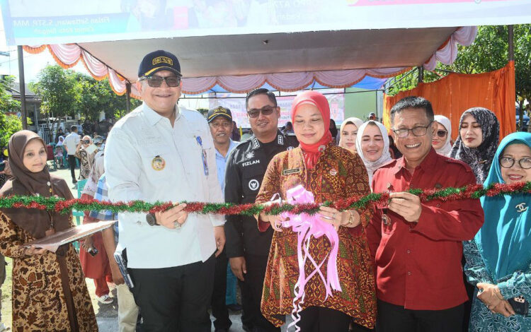 Resmikan Posyandu Kenanga 13, Pj Wako: Semoga Bermanfaat untuk Peningkatan Kesehatan Masyarakat 1 PERESMIAN POSYANDU— Pj Wako Padang Andree Algamar bersama Dinas Kesehatan Kota Padang Sri Kurniayati, melakukan pengguntingan pita saat meresmikan Posyandu Kenanga 13 di Perumahan Wisma Indah Lestari Tahap 3, RT 06 RW 11, Kelurahan Padang Sarai, Kecamatan Koto Tangah, Kamis (16/1).