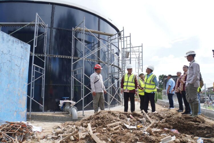 Perbaikan Sumber Air Bersih Pascabencana Galodo Dikebut 1 PERBAIKAN— Pj Wako Padangpanjang Sonny Budaya Putra didampingi Direktur Perumdam, Adrial A. Bakar, meninjau lokasi perbaikan sumber air bersih Perumdam Tirta Serambi yang mengalami kerusakan akibat bencana banjir bandang galodo tahun lalu, di belakang Masjid Baiturrahman, Kelurahan Bukit Surungan.