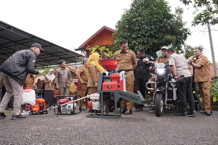 BANTUAN ALSINTAN— Pj Wako Padang Panjang Sonny Budaya Putra, menghadiri penyerahan bantuan alsintan kepada Keltan Kampung Manggis.