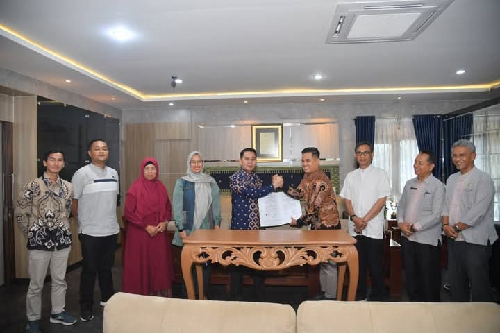 Mempelancar Tugas Birokrasi, Pj Wako Teken Kerjasama dengan PT Pos Indonesia 1 TEKEN—Penjabat (Pj) Wali Kota Sawahlunto Fauzan Hasan, S.STP, M.Si, bersama sejumlah pimpinan perangkat daerah terkait menandatangani Perjanjian Kerjasama (PKS) antara Pemko Sawahlunto dengan PT. Pos Indonesia Cabang Sawahlunto, di Balaikota, pada Jumat (24/1) usai teken kerjasama.