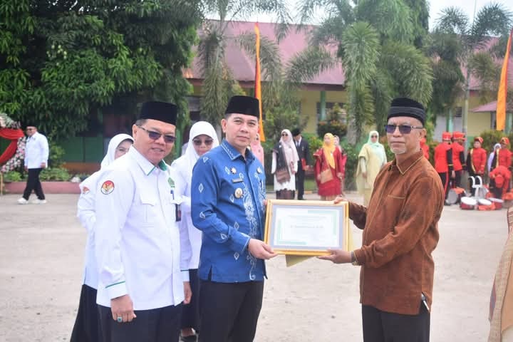 SERAHKAN—Pj Wali Kota Fauzan Hasan juga menyerahkan SK dan penghargaan purna tugas (pensiun) kepada sejumlah jajaran ASN Kemenag Sawahlunto