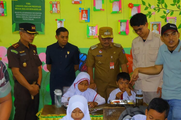 MAKAN BERGIZI GRATIS—  Pj Wako Payakumbuh Suprayitno bersama Ketua DPRD Payakumbuh Wirman Putra, Kejari Payakumbuh memantau pelaksanaan MBG, Senin (13/1) di SDN 26 Payakumbuh.