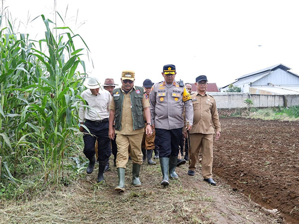 BERSAMA—Pj.Walikota Payakumbuh Suprayitno, bersama Kapolres Payakumbuh AKBP Ricky Ricardo saat penanaman jagung serentak nasional