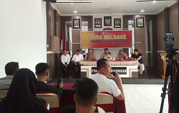 Lebih Setahun, Kasus Pembunuhan Robert Cabiak Tak Terungkap 1 PAPARKAN— Kapolres Payakumbuh AKBP Ricky Ricardo memaparkan kinerja selama tahun 2004
saat press release akhir tahun.