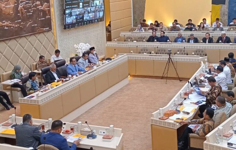 Kepala Daerah Terpilih Tak Bersengketa Dilantik 6 Februari 1 RAPAT-Komisi II DPR RI bersama Kemendagri, KPU, Bawaslu, dan DKPP rapat terkait pelantikan kepala daerah terpilih.