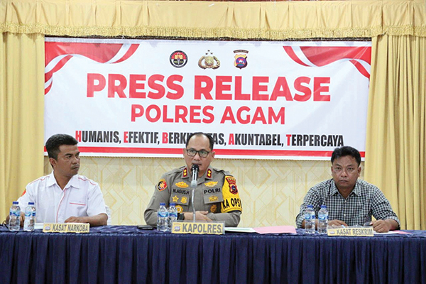 PRESS RELEASE— Kepolisian Resor Agam laksanakan press release akhir tahun 2024, di aula Wibisono Polres Agam, dengan mengundang puluhan jurnalis dari berbagai media untuk meliput kegiatan tersebut Selasa (31/12).
