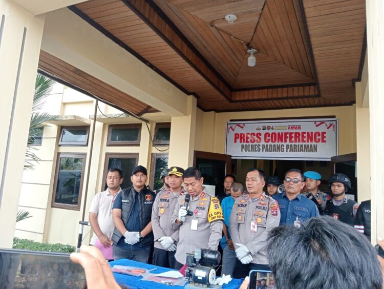 Kasus Narkoba dan Curanmor Menonjol di Polres Padangpariaman 1 CATATAN AKHIR TAHUN— Kapolres AKBP Ahmad Faisol Amir saat memberikan keterangan pers akhir tahun kepada wartawan di Mapolres Padangpariaman.