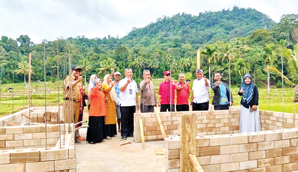 Bedah Rumah Warga dari Sepablock, PT Semen Padang Berkomitmen Kurangi Angka Kemiskinan di Padang 1 GUNAKAN SEPABLOCK— PT Semen Padang PT Semen Padang melalui program Forum Nagari Kelurahan Lambung Bukit meluncurkan program bedah rumah di Kelurahan Lambung Bukit, Kecamatan Pauh, menggunakan material inovatif, yaitu Semen Padang Bata Interlock (Sepablock).