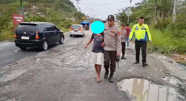 PUNGLI— Preman pungli yang beraksi di jalan perbatasan Sumbar-Riau 
ditangkap jajaran Polsek Pangkalan.