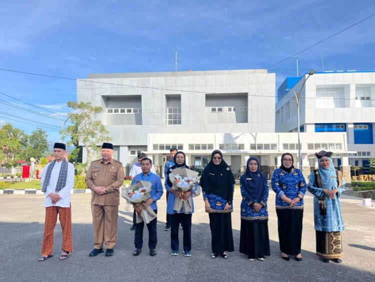 Tingkatkan Mutu Pelayanan, RSUD Serambi Madinah Lakukan Akreditasi 1 BERSAMA—Wali Kota Solok, Zul Elfian usai kegaitan foto bersama dengan manajemen RSUD Serambi Madinah.