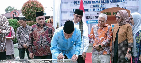 RSUD Pariaman Berganti Nama, Mahyeldi Resmikan RSUD Prof Muhammad Yamin 1 TANDATANGANI PRASASTI— Gubernur Sumbar Mahyeldi Ansharullah tandatangani prasasti peresmian
nama RSUD Prof H Muhammad Yamin SH.