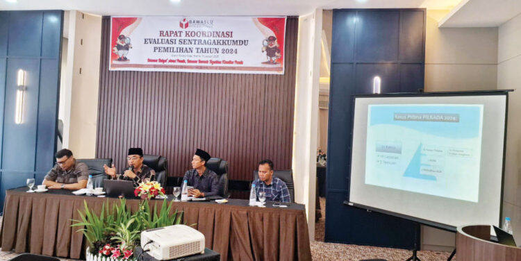 RAPAT KOORDINASI— Rapat Koordinasi (Rakor) evaluasi Sentra Gakkumdu pemilihan 2024 yang diikuti awak media, TNI-Polri dan unsur pemerintah daerah setempat, Kamis (16/1).