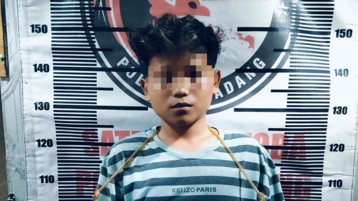 Remaja 14 Tahun Kedapatan Bawa Ganja, Panik Disetop Polisi dan Sempat Buang BB 1 GANJA— Pelaku MPV (14) ditangkap Polisi gegara kedapatan membawa ganja di Kelurahan Pampangan Nan XX, Kecamatan Lubuk Begalung, Kota Padang.