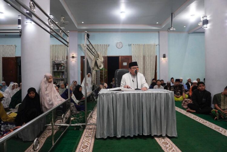 ARAHAN— Penjabat (Pj) Wali Kota  Padangpanjang Sonny Budaya Putra, memberikan sambutan saat kegiatan Subuh Mubarakah di Masjid Nurul Amri.