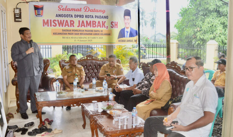 Miswar Jambak Jemput Aspirasi di Dapil III, SDN 22 Terancam Runtuh dan Warga Butuh Palang KA 1 RESES DI KOTO LALANG— Anggota DPRD Kota Padang Miswar Jambak, sata reses masa sidang II tahun 2025 di RT 02 RW 02 dan Kampung Jambak RT 03 RW 09 Kelurahan Koto Lalang, Kecamatan Lubuk Kilangan, berharap banyak dari kedatangan anggota dewan tersebut.