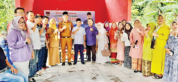 Rusdi Jemput Aspirasi Warga Lubeg, Berkomitmen untuk Mengabdidan Wakafkan Diri pada Masyarakat 1 RESES DAPIL— Anggota Komisi IV DPRD Padang Rusdi, melakukan reses masa sidang II Tahun 2025 di di Tanjung Aur Nan XX Kompleks Cendana Tahap 8 Keluarahan Koto Baru, Jalan Beringin RT.01/RW.01 Banuaran, Kecamatan Lubuk Begalung.