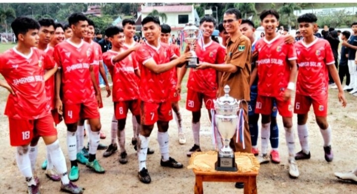 Kejuaran SMANSA Cup Sawahlunto, SMAN 1 Solok Sukses Raih Juara 1 1 JUARA — Kesebelasan SMAN 1 Solok juara 1 kejuaraan sepakbola SMANSA Cup II Sawahlunto, setelah difinal menang tipis melalui adu pinalti (4-3), Senin (13/1).