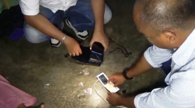 SABU— Tim Satresnarkoba mengamankan barang bukti sabu dan timbangan dari penangkapan kurir dan pemandu karaoke.