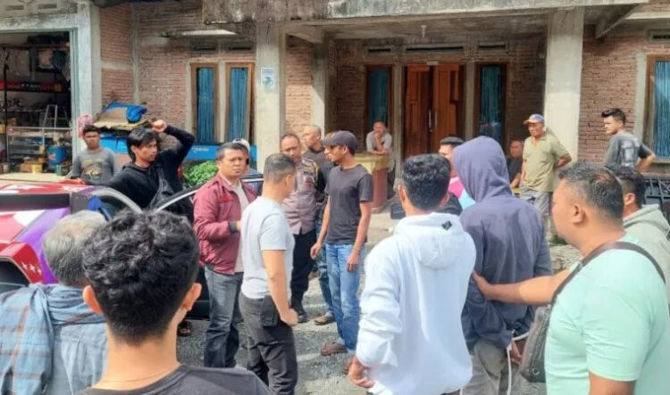 PENGEDAR— Tim Satuan Reserse Narkoba Polres Solok Selatanmenangkap tiga 
pelaku penyalahgunaan narkotika jenis sabu di Nagari Pakan Rabaa Utara, Kecamatan 
Koto Parik Gadang Diateh.