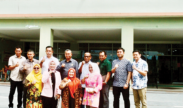 Komisi IV DPRD Padang Kunjungi RSUD dr Rasidin, Warga Miskin yang Tidak Miliki BPJS harus Tetap Dilayani 1 KUNJUNGAN KERJA— Ketua Komisi IV DPRD Padang H Iskandar beserta anggota dewan lainnya bersama Direktur RSUD dr Rasidin Padang,dr Desy Susanty dalam kunjunga kerja Komisi IV, Kamis (2/1).