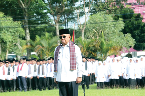 INSPEKTUR UPACARA— Sekdakab Agam, Edi Busti saat menjadi Irup peringatan Hari Amal Bhakti (HAB) ke 79, di halaman kantor Bupati Agam, Jumat (3/1).