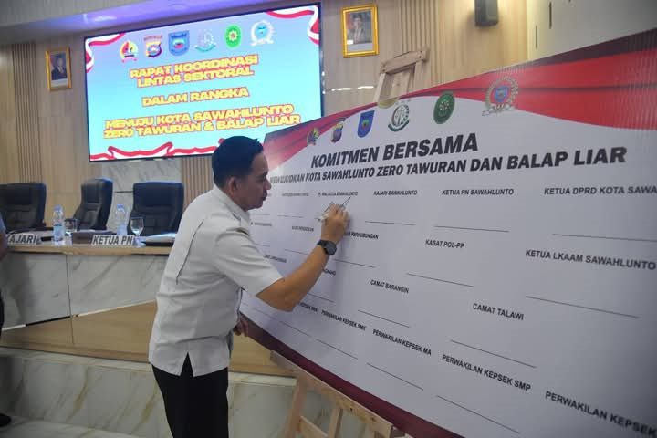 Pj Fauzan Hasan Ikut Rakor Lintas Sektor, Menuju Kota Sawahlunto Bebas Tawuran dan Balap Liar 1 SIMBOLIS—Pj Wako Fauzan Hasan secara simbolis menandatangani komitmen bersama kesepakatan menuju Sawahlunto Zero Balap Liar dan Tawuran..