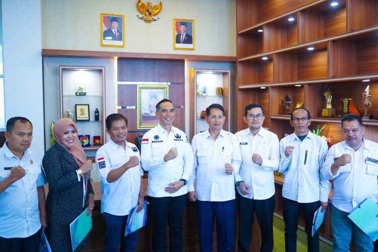 Sekda Medison Sebut Pembentukan Bapenda Langkah Strategis Pemda 1 USAI—Sekda Kabupaten Solok Medison usai menyerahkan SK Plt kepada pejabat Bapenda yang merupakan OPD baru di Pemkab Solok.