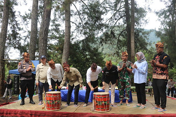 Kemenhut Bantu KUPS Limapuluh Kota Rp1,8 M 1 PUKUL GENDANG— Sekjen Kemenhut, Bupati Limapuluh Kota, Sekdaprov, memukul gendang tasa tanda diluncurkannya Integrated Area Development berbasis Perhutanan Sosial (IAD HATTA) dan penanaman pohon serentak se-Sumatera Barat.