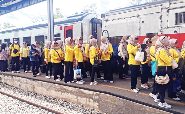 Selama Long Weekend Isra Mikraj dan Tahun Baru Imlek, Meningkat 42 Persen, KAI Divre II Sumbar Layani 32.489 Penumpang 1 LONJAKAN PENUMPANG— Selama libur panjang akhir pekan atau long weekend Isra Mikraj dan Tahun Baru Imlek mulai Sabtu (25/1) hingga Rabu (29/1), PT KAI Divre II Sumbar melayani 32.489 penumpang atau rata-rata 6.498 penumpang per hari.