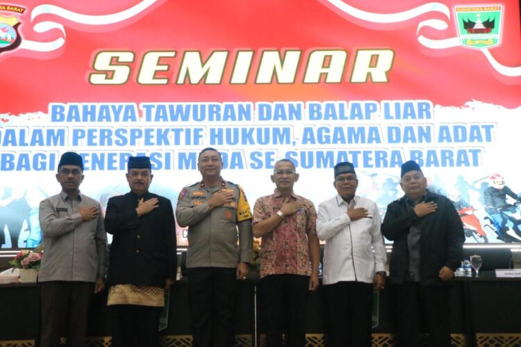 Wakapolda Sumbar Buka Seminar Bahaya Tawuran dan Balap Liar 1 SEMINAR—Wakapolda Sumbar, Brigjen Pol Gupuh Setiyono bersama Ketua LKAAM Sumbar, Forkopimda. Tokoh Agama, Tokoh Adat serta Tokoh Masyarakat saat seminar bahaya tawuran dan balap liar.