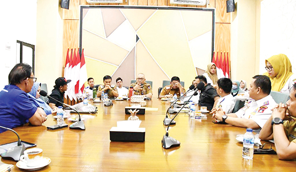 Sempat Mogok, 4 Koridor Trans Padang Kembali Beroperasi 1 AUDIENSI— Audiensi Pemko Padang bersama operator empat koridor bus Trans Padang, di Balai kota, Aie Pacah, Senin, (6/1).